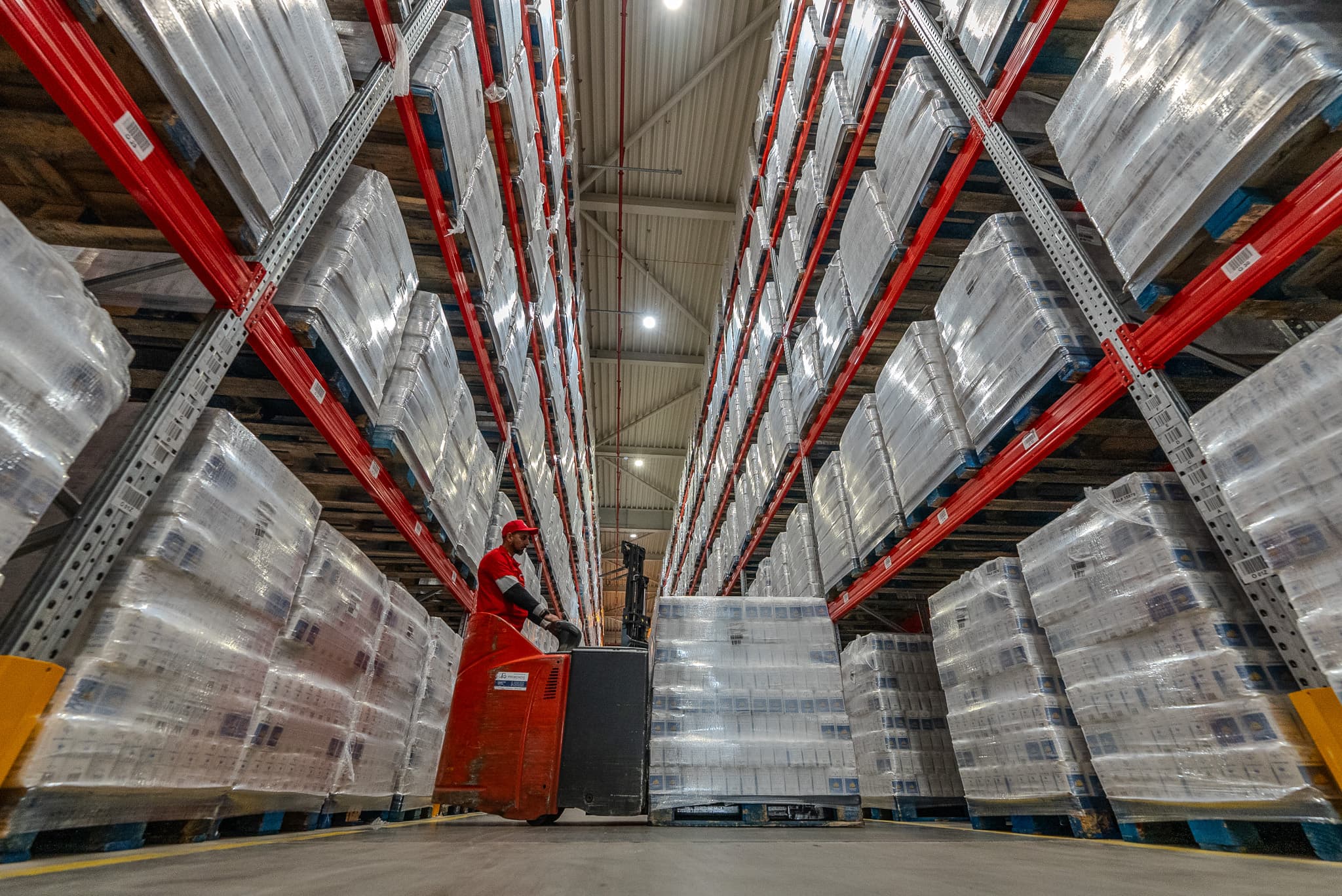 склад и мотокар и палета